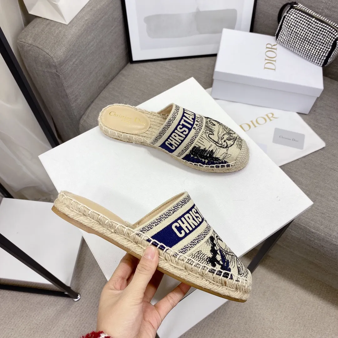 👟👟Ex-factory price 400👟👟 If the top version (original embroidery is done one to one) is cheaper, please avoid Dior | Dior ²⁰²¹𝐬𝐬🧡💚2021 early spring new products top version ⚠️The counter features the latest fisherman shoe series, hard goods are new🆕❥purchase level! Full of high-end feel! A popular model among bloggers at home and abroad, it’s retro and fashionable and looks amazing on your feet! Mainly recommended model on the official website ★━━━━━ ЅᏇєєt ━━━━━▪️ Upper: Original copy of pure cotton thread ➕ Three-dimensional electric embroidery ▪️ Lining: Imported water-dyed sheepskin lining ▪️ Outsole: Original handmade hemp rope combination wear-resistant rubber outsole ▪️ Shoe size: 35-39 (40 is custom-made and cannot be returned or exchanged) ▪️